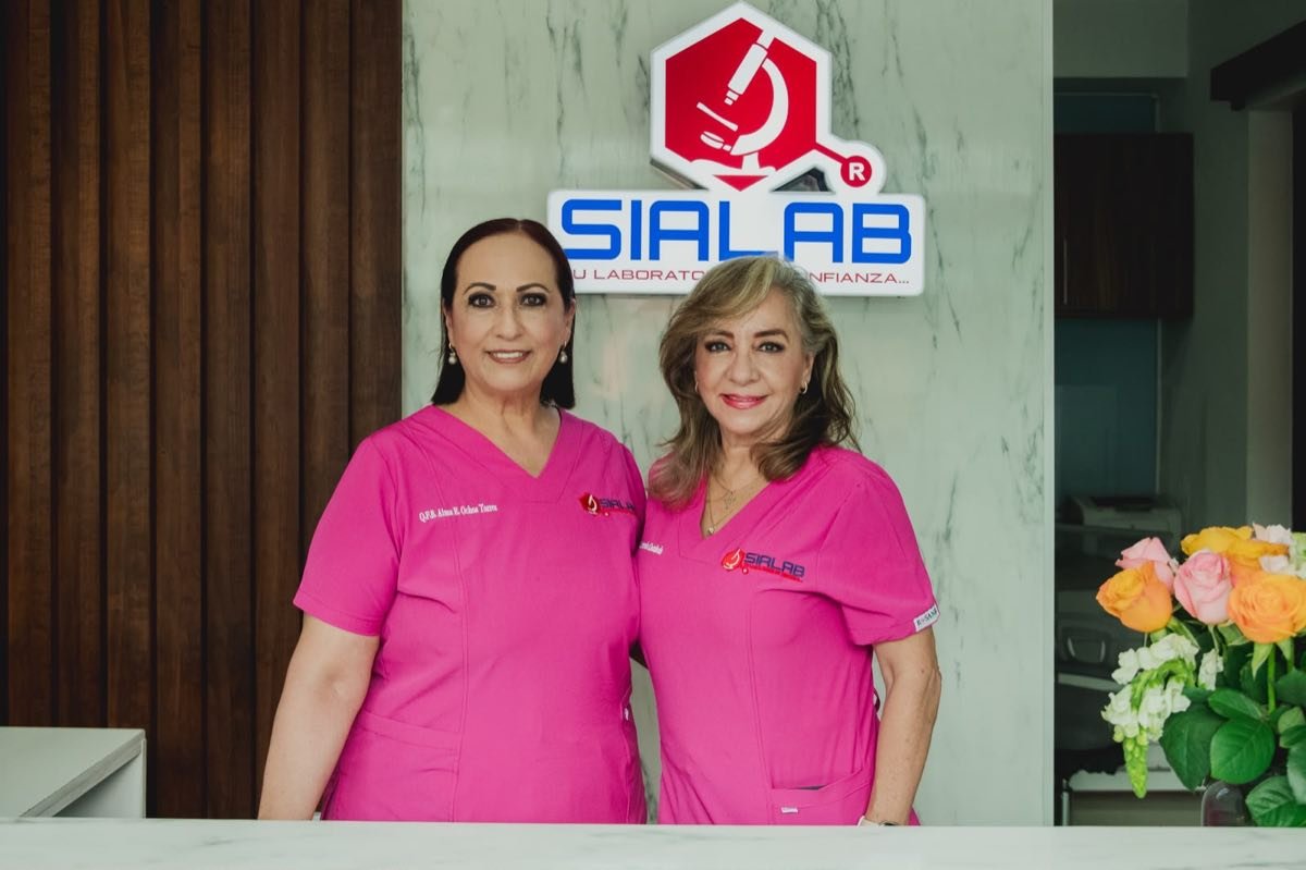 Las dos fundadoras de SIALAB en la recepción del laboratorio