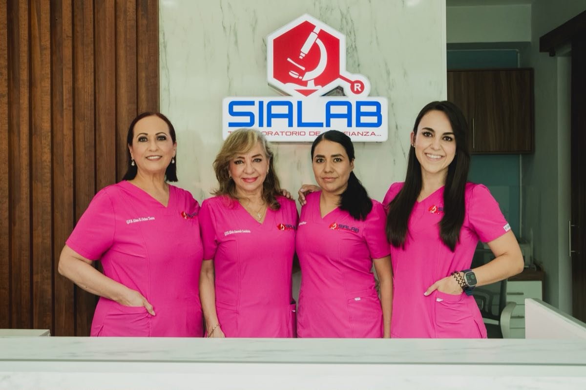 Cuatro integrantes del equipo de SIALAB juntas en el laboratorio