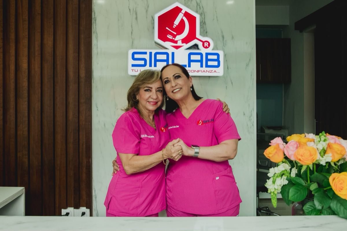 Las fundadoras de SIALAB tomadas de la mano