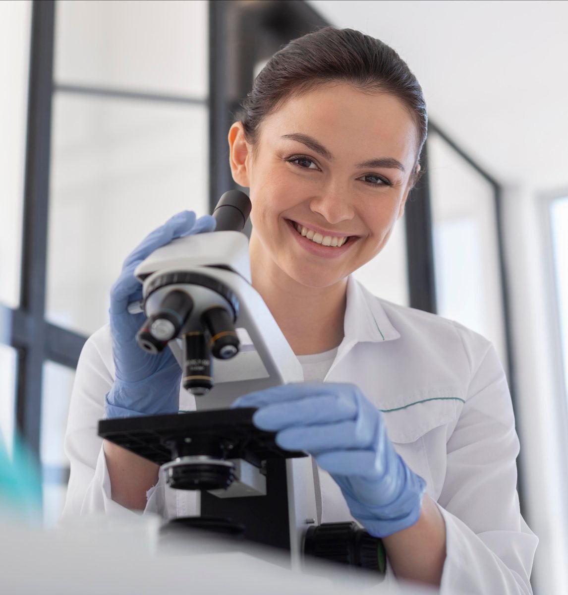 Especialista de laboratorio clínico trabajando con un microscopio