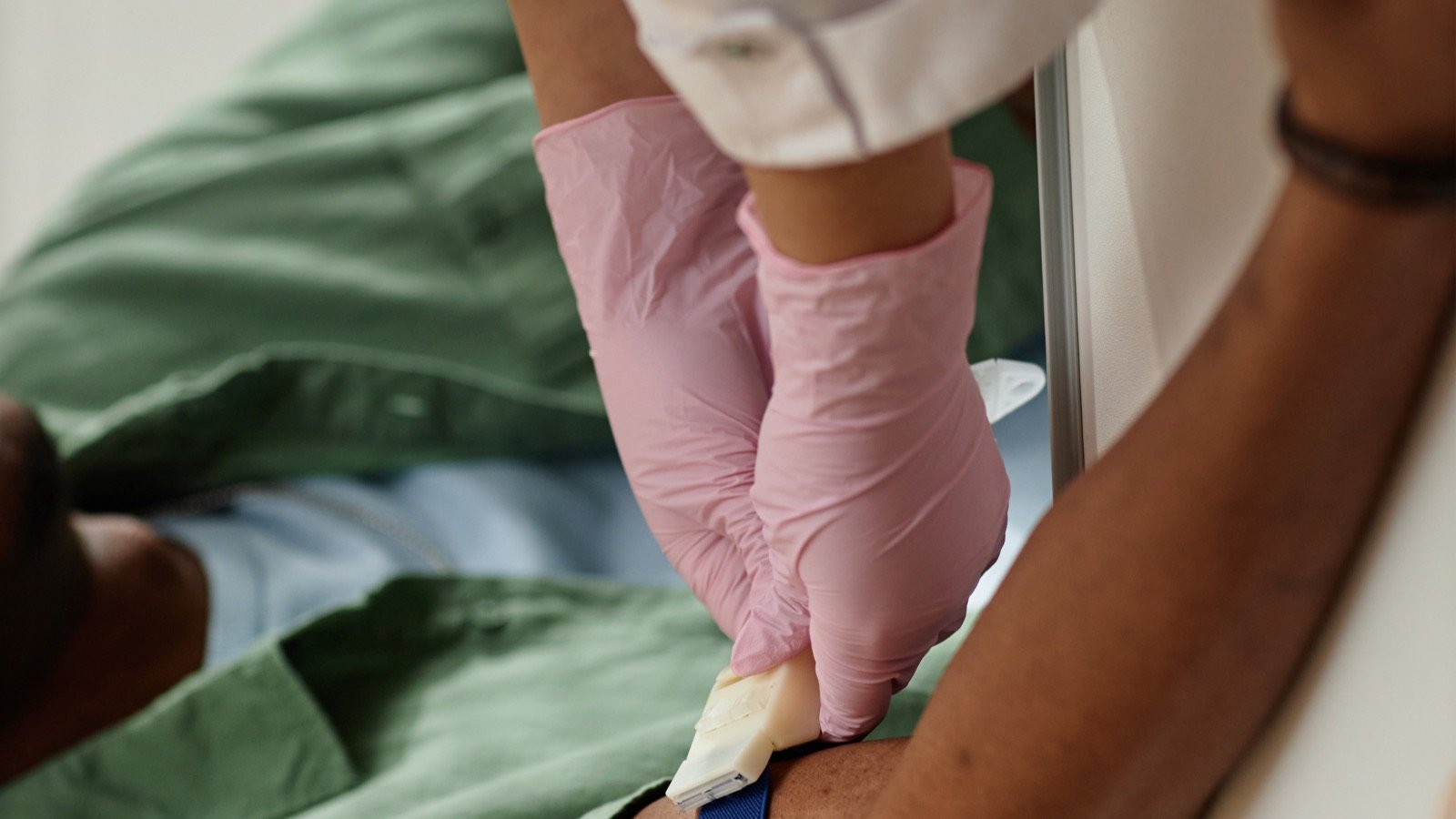 Toma de muestra de sangre a un paciente
