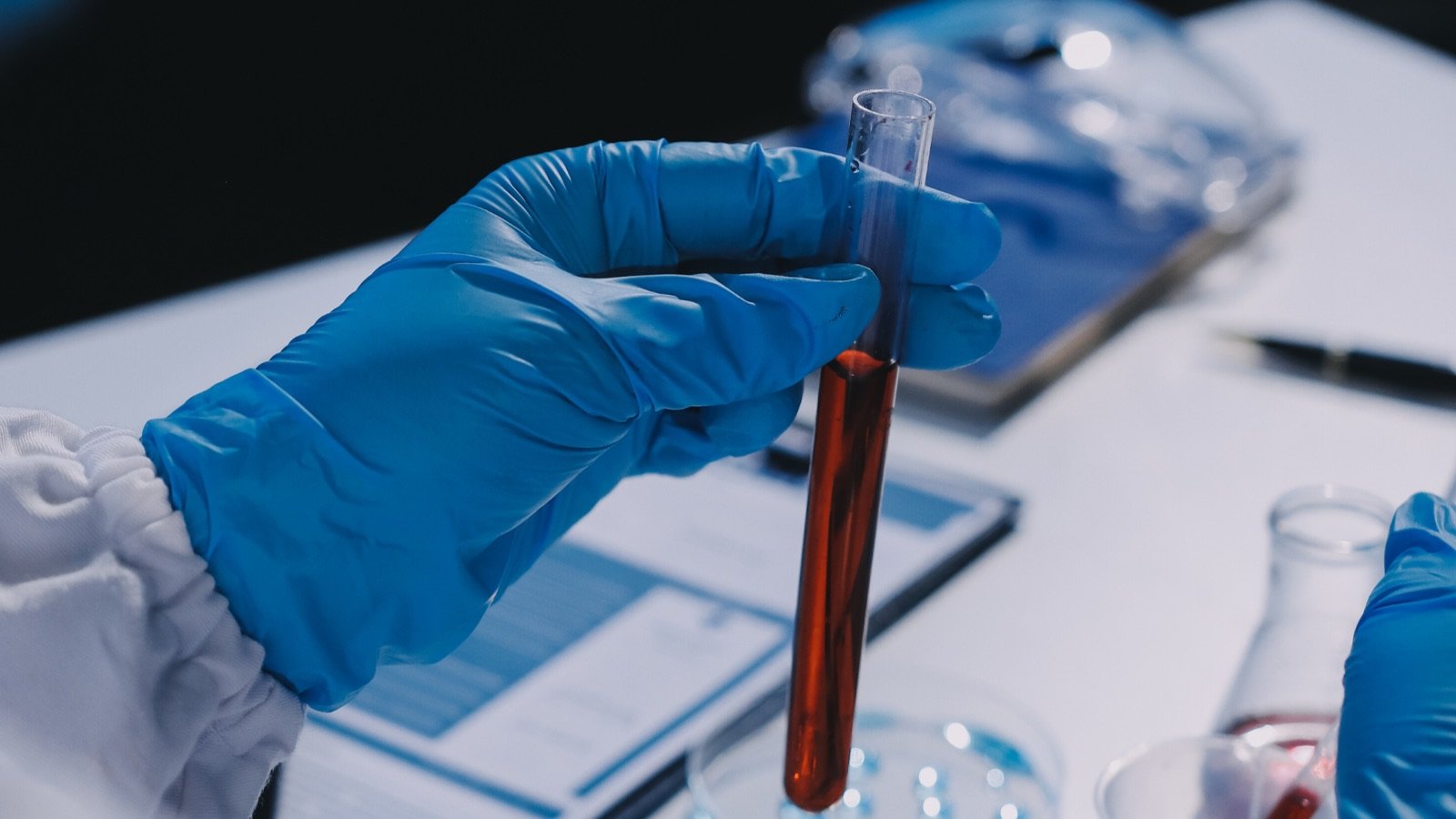 Tubos de muestra y equipo de laboratorio clínico